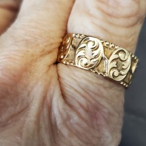 10kt gold carved wedding band stunning